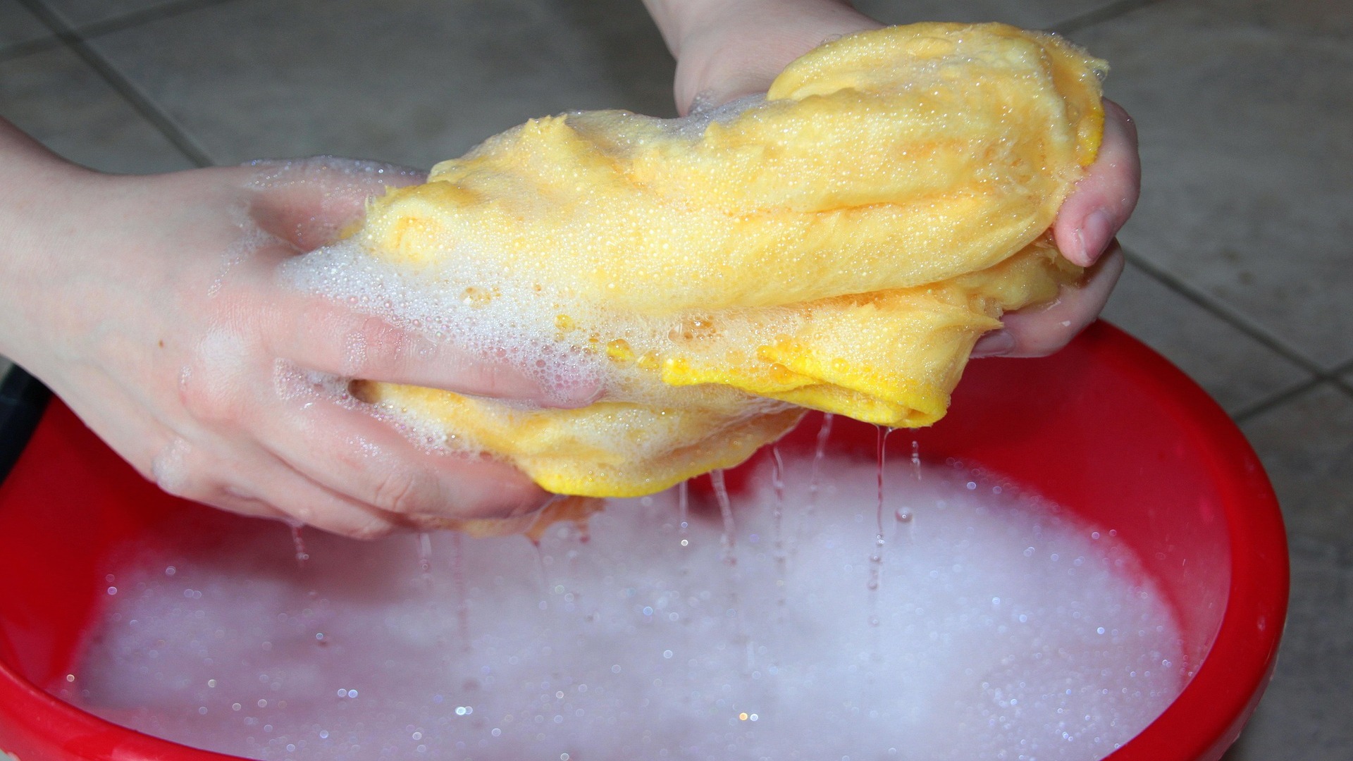 Tiny Cleaning Heroes in Your Detergent: Enzymes Make Laundry Easier and Greener!